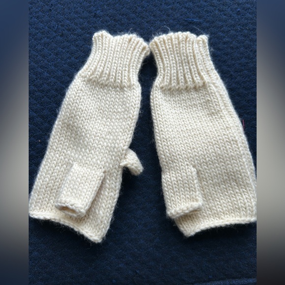 Adorable Knitted Animal Mittens - Picture 3 of 7